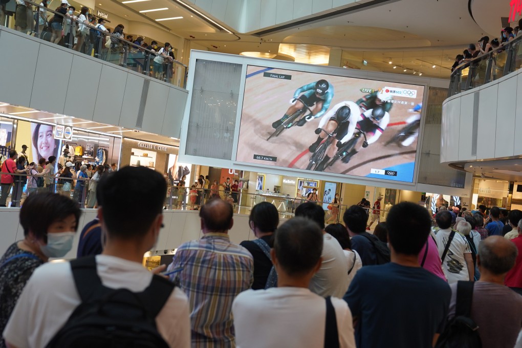 People watch track cycling star Sarah Lee Wai-sze during the Tokyo Olympics at APM Mall in Kwun Tong. Photo: Sam Tsang