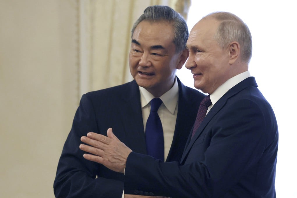 Russian President Vladimir Putin (right) and Chinese Foreign Minister Wang Yi shake hands before a meeting at the Constantine Palace in St. Petersburg, Russia, on Wednesday, September 20. Photo: AP
