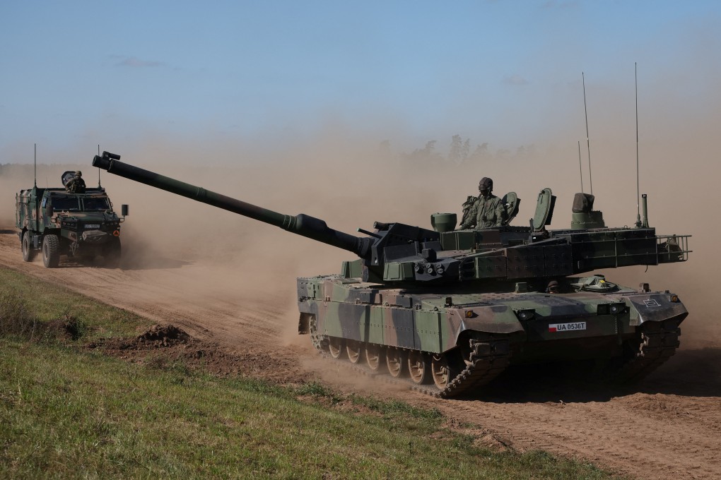 Polish soldiers ride in a South Korean-made K2 tank at a military range in Bemowo Piskie near Orzysz, Poland on September 16. Photo: Reuters
