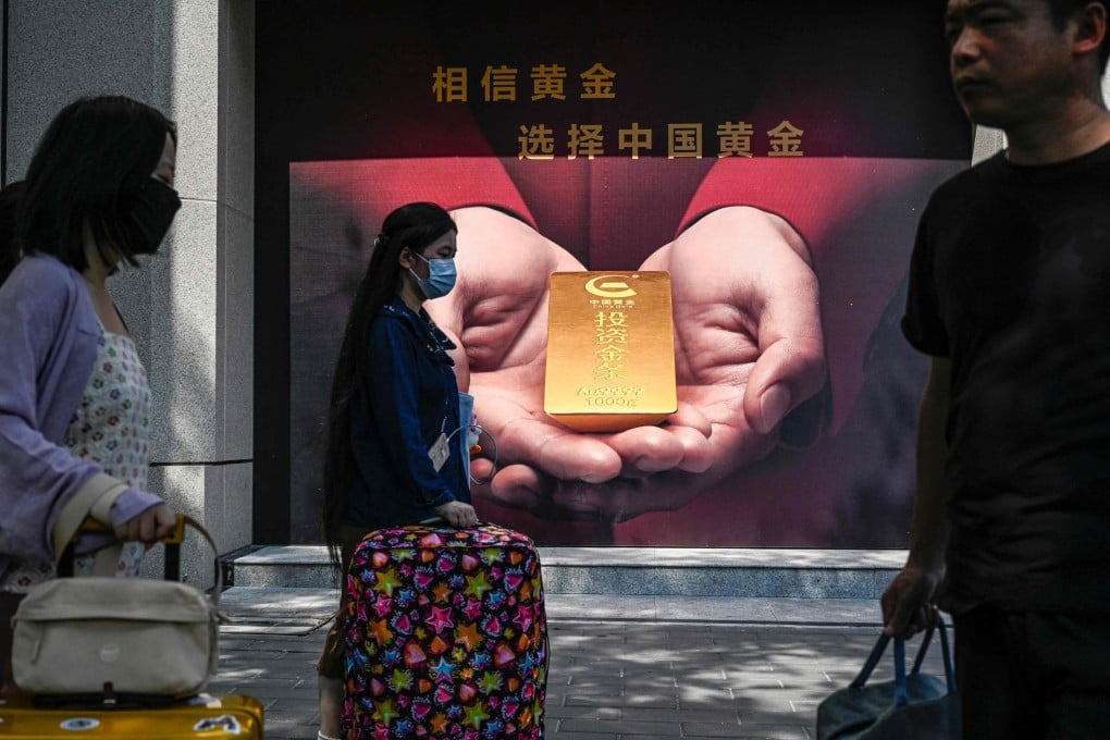 People walk past a gold shop in Beijing on September 15. Photo: AFP