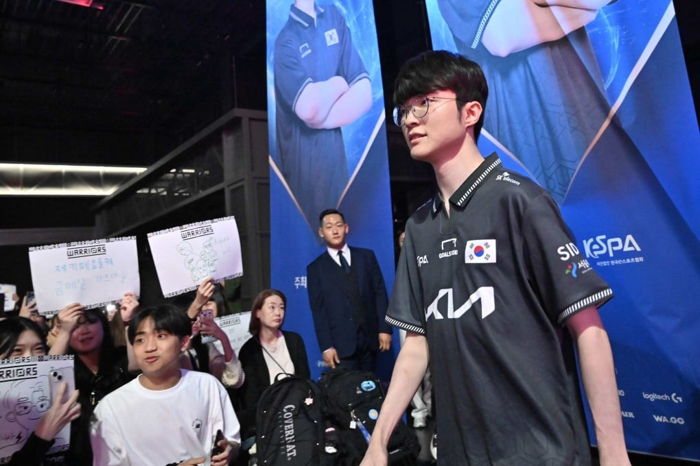 Esports League of Legends South Korean national team player Lee “Faker” Sang-hyeok (right) walks past supporters during a fan meeting event ahead of the Asian Games: Photo: AFP