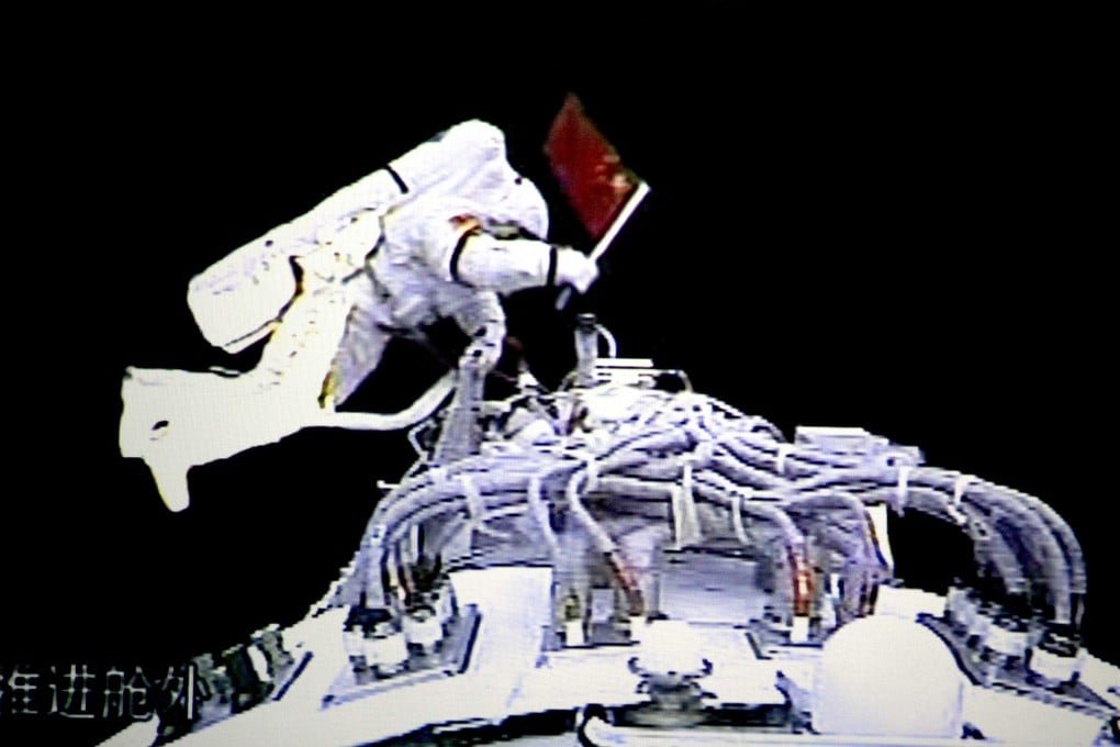Chinese astronaut Zhai Zhigang holds a national flag during his spacewalk outside Shenzhou 7. Photo: AP