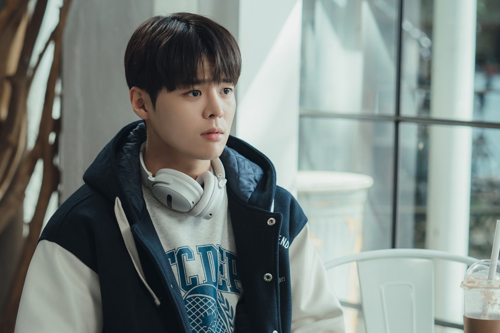 Ryeoun plays a student whose parents and brother are deaf in the new Korean drama “Twinkling Watermelon”, currently streaming on Viu. Choi Hyun-wook, Seol In-a and Shin Eun-soo co-star.