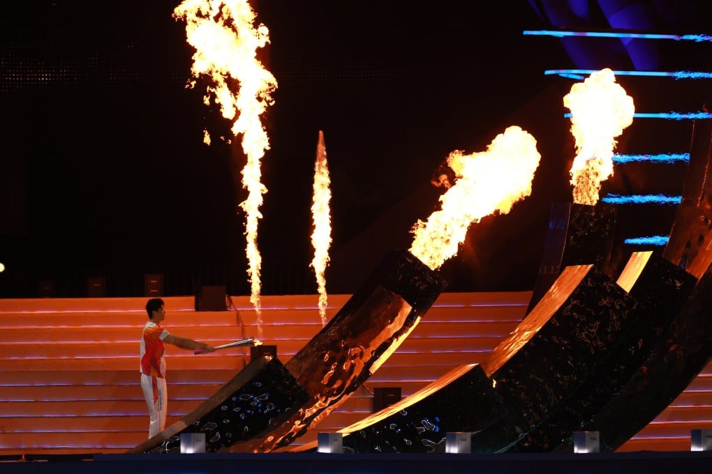 A torch bearer lights a cauldron during the opening ceremony of the Asian Games in Hangzhou, China, on September 23. Photo: EPA-EFE