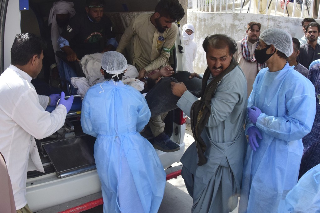 Paramedics and volunteers carry an injured victim of a bomb explosion upon arrival at a hospital in Quetta, Pakistan. Photo: AP