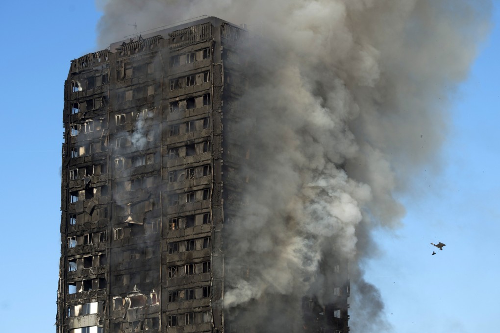 Grey smoke rises from the fire at the Grenfell Tower apartment block in North Kensington, London, Britain, June 14, 2017. Photo: EPA-EFE
