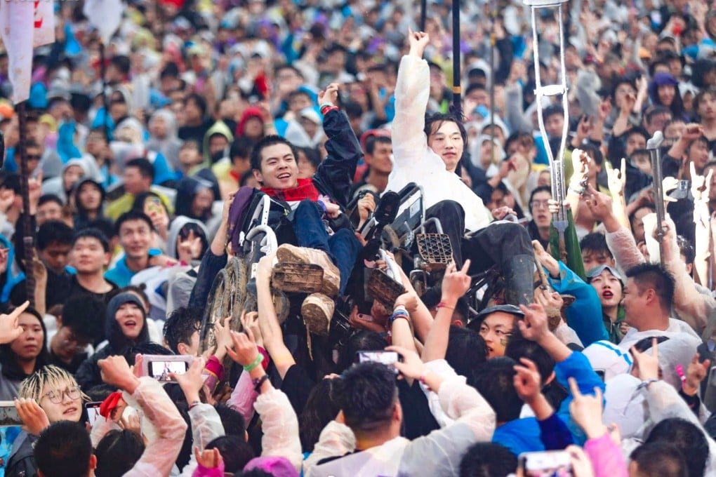 Fans at the recent music festival in Nanyang, where a number of thefts were reported. Photo: Weibo