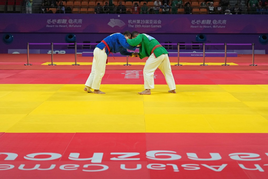 Mukhsin Khisomiddinov (right) of Uzbekistan competes with Tejen Tejenov of Turkmenistan during the men’s +90Kg kurash final at the Asian Games in Hangzhou. Photo: Xinhua