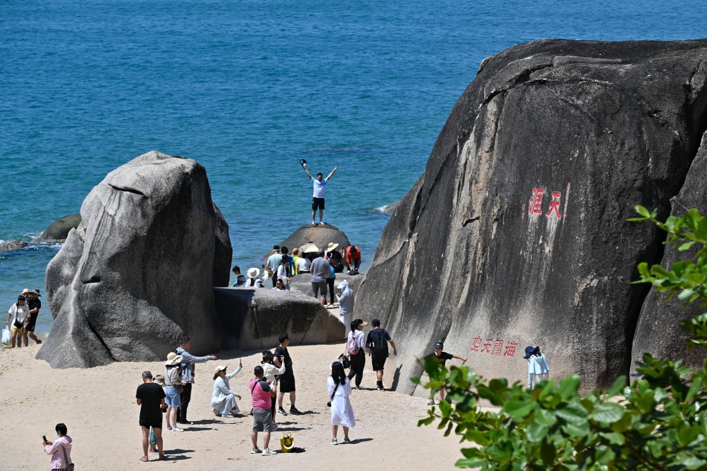 Tourists visit a scenic spot in Sanya, south China’s Hainan Province, on Sunday. A popular tourist destination, Sanya is seeing a boom in traffic during the National Day holiday. Photo: Xinhua
