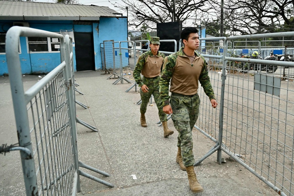 Soldiers at a prison in Guayaquil, Ecuador. A seventh Colombian suspected in the assassination of Ecuador presidential candidate Fernando Villavicencio died in Quito’s El Inca prison on Saturday. Photo: AFP