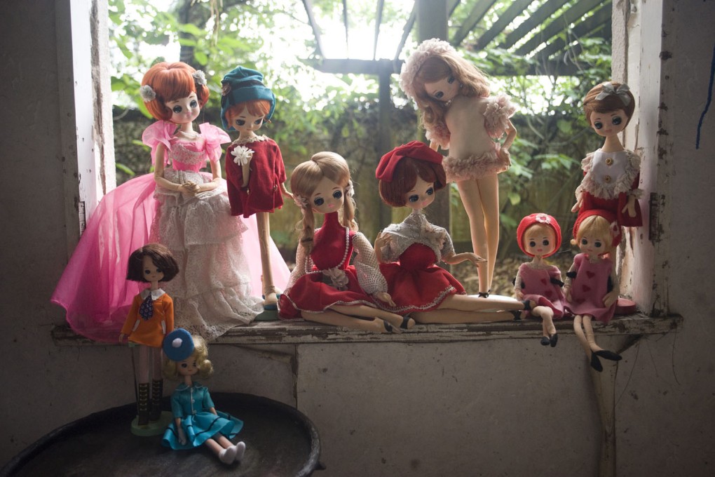 Barbie Muñeca Extra con Accesorios Fabulosos y Chile