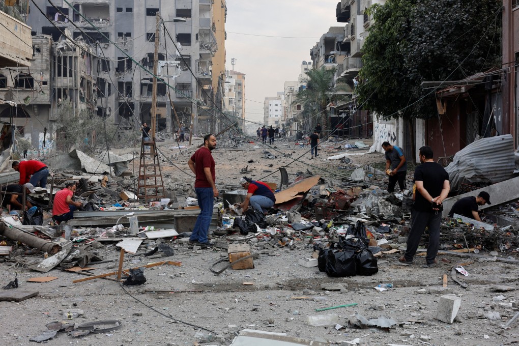 Palestinians inspect the damage in the aftermath of Israeli strikes, in the northern Gaza Strip, October 11, 2023. Photo: Reuters