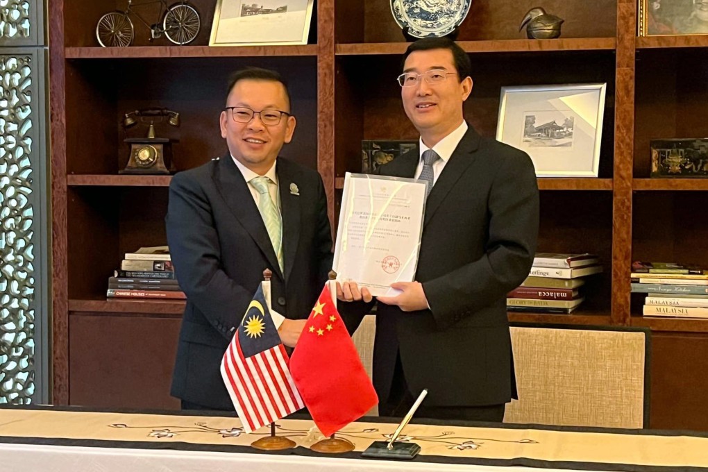 Malaysia’s deputy minister of agriculture and food security Chan Foong Hin, left, meets with Zhao Zenglian, director general of the General Administration of Customs. Photo: Facebook/Chan Foong Hin