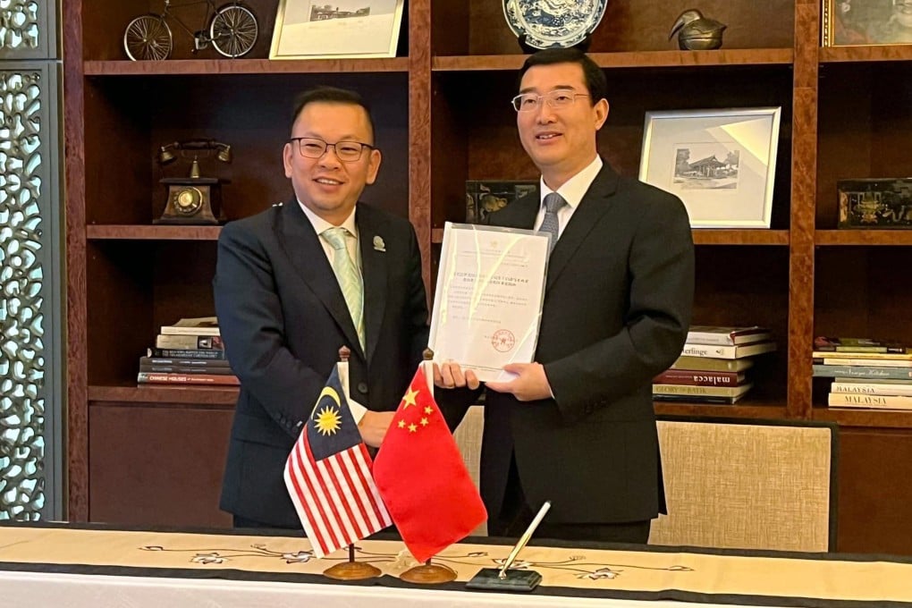 Malaysia’s deputy minister of agriculture and food security Chan Foong Hin, left, meets with Zhao Zenglian, director general of the General Administration of Customs. Photo: Facebook/Chan Foong Hin