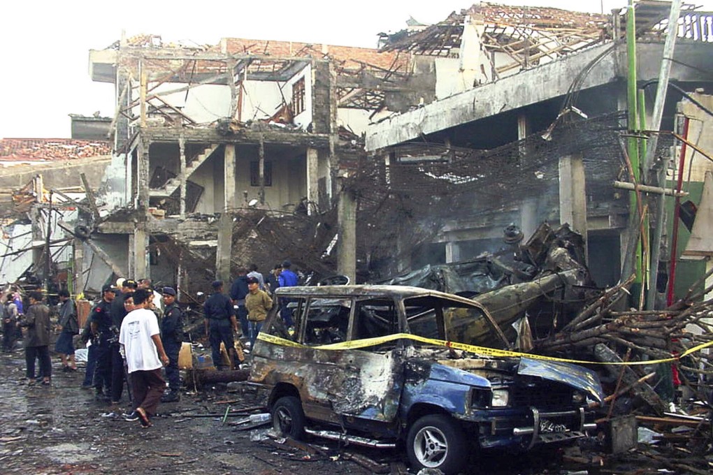 Police officers inspect the ruins of a nightclub following the 2002 bombings in Denpasar, Bali. Photo: AP