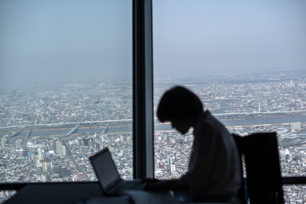 A cafe employee works on her laptop in Tokyo on March 29, 2018. Those who work on computers must take steps to protect their eyesight by taking a 20-second break every 20 minutes to look 20 feet away. Photo: Getty Images