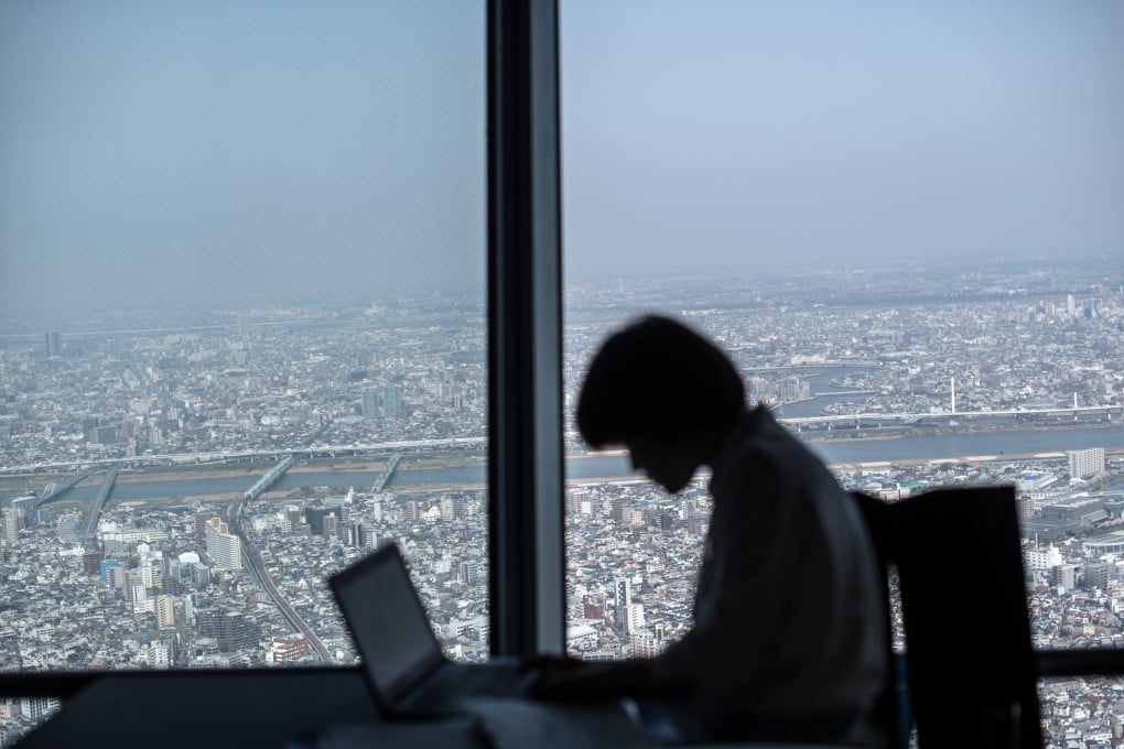 A cafe employee works on her laptop in Tokyo on March 29, 2018. Those who work on computers must take steps to protect their eyesight by taking a 20-second break every 20 minutes to look 20 feet away. Photo: Getty Images