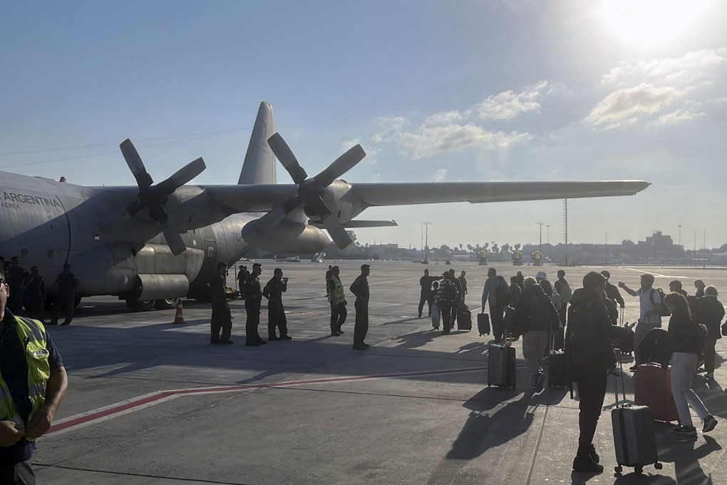 Argentine citizens boarding an Argentine Air Force C-130 Hercules aircraft at Ben Gurion International Airport in Tel Aviv, Israel on Thursday. Photo: Argentina’s Foreign Ministry via AFP