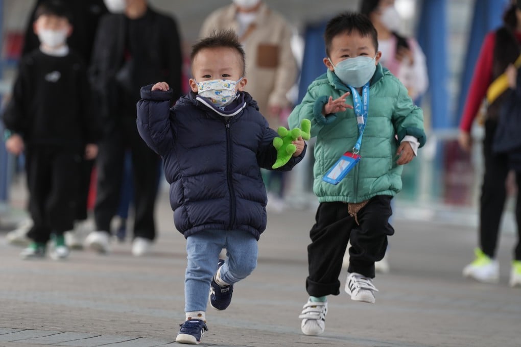 Children bundle up in Central last winter. A strong northeast monsoon will reach the coast of Guangdong later on Sunday, and it will be windy throughout the region over the next few days, the Observatory has said. Photo: Elson Li