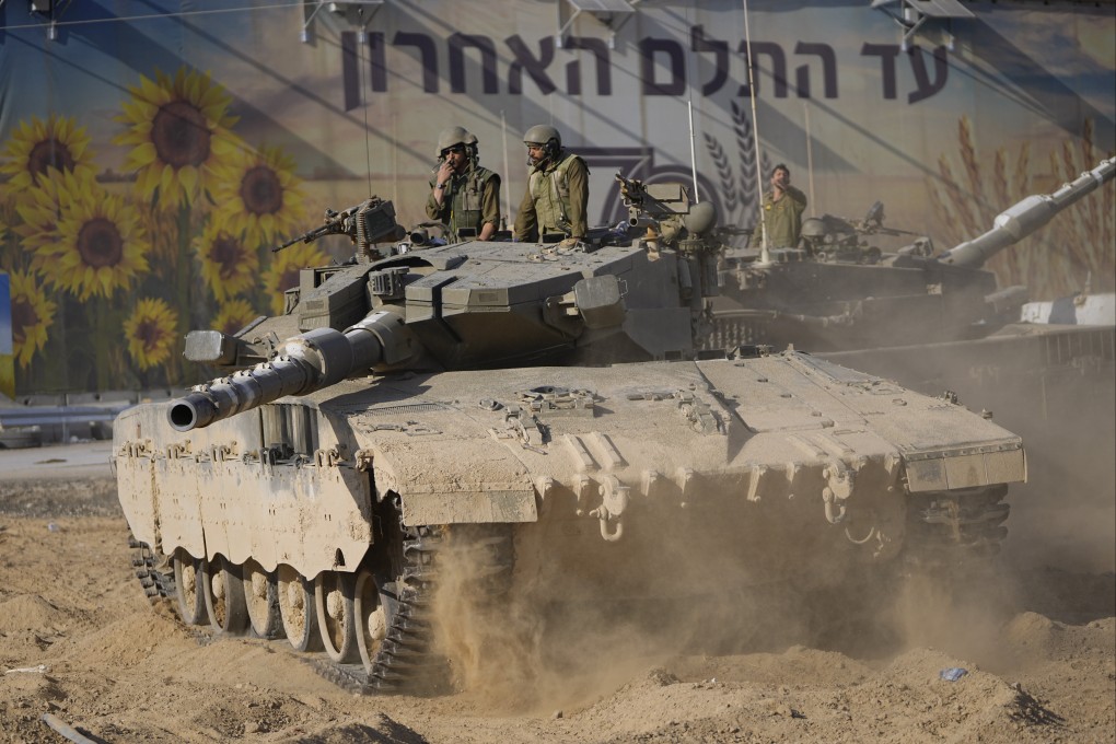 Israeli soldiers move a tank at a staging area near the border with Gaza Strip, in southern Israel on Sunday/ Photo: AP
