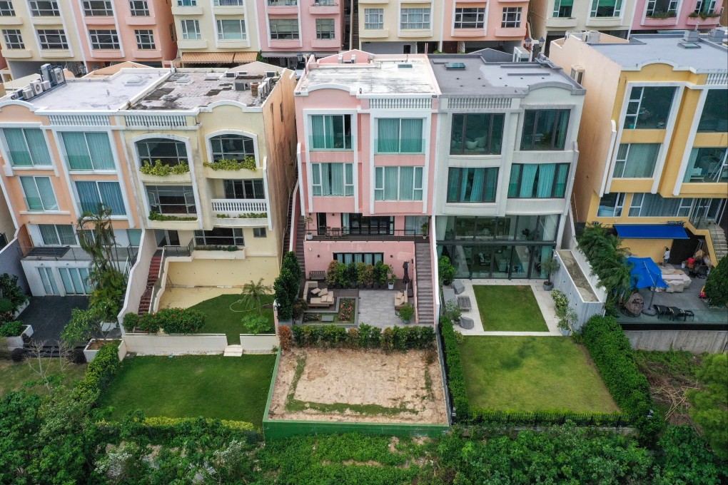 Turf has now been removed from the garden of house No 148 (centre, pink facade) at the Redhill Peninsula. Photo: Sam Tsang