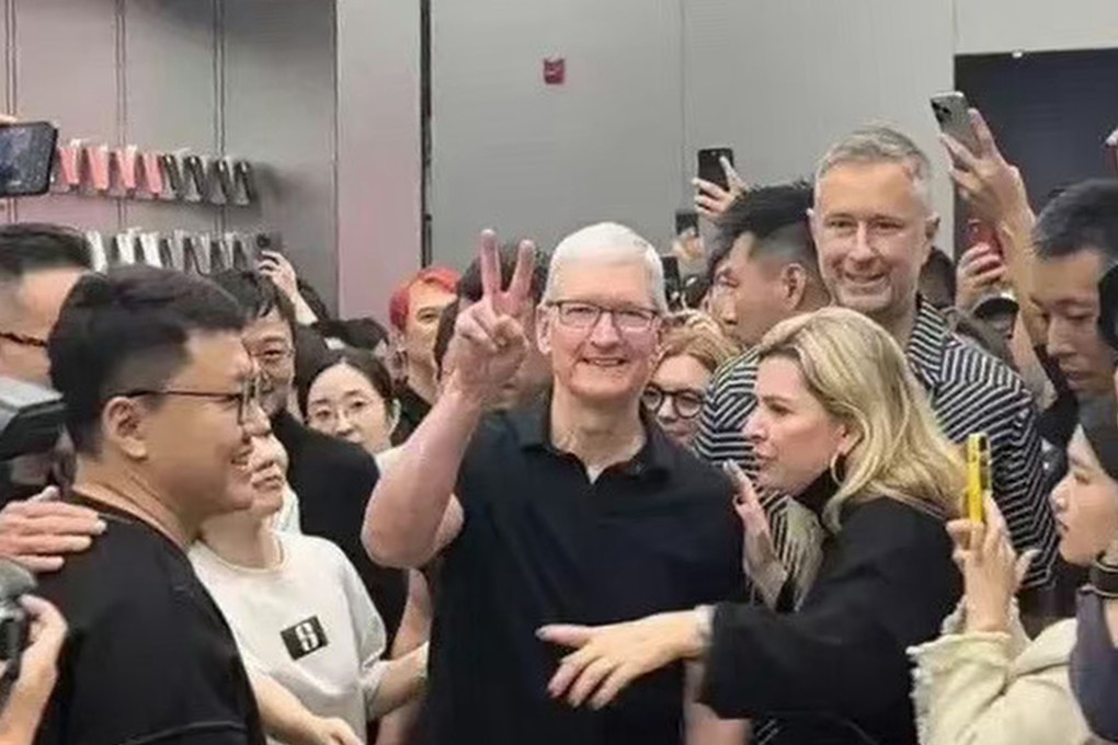 Apple chief executive Tim Cook flashes a peace sign, as he faced local media last week when he visited an Apple Store in Chengdu, capital of southwestern Sichuan province. Photo: Weibo