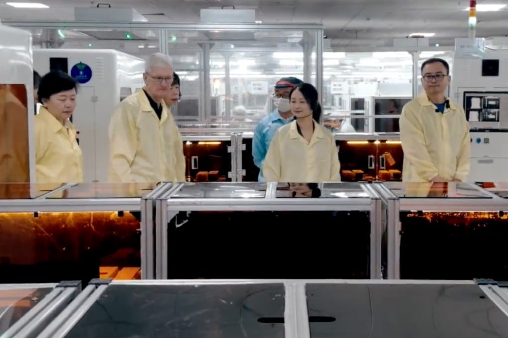 Apple chief executive Tim Cook, second from left, tours a factory of Vision Pro headset assembler Luxshare Precision Industry Co in eastern Zhejiang province on October 18, 2023. Photo: Weibo