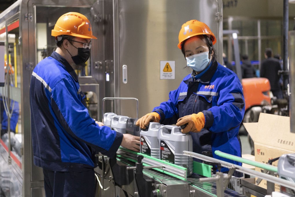 Employees produce graphene lubricating oil at a workshop in Hegang City, northeast China’s Heilongjiang province. Photo: Xinhua