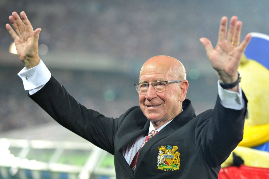 English former footballer Bobby Charlton waves to fans before a friendly match between Manchester United and Japan’s Yokohama F Marinos at Nissan Stadium in Yokohama in July 2013. Photo: AFP