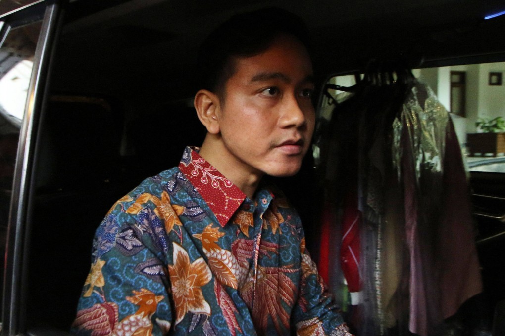 Gibran Rakabuming Raka, the eldest son of Indonesia’s President Joko Widodo who is also the mayor of Surakarta, is seen in his vehicle in Solo, Central Java on October 23, 2023. Indonesias defence minister and presidential candidate Prabowo Subianto said on October 22 he has chosen the eldest son of President Joko Widodo to be his running mate in next years election. (Photo by ARIP / AFP)