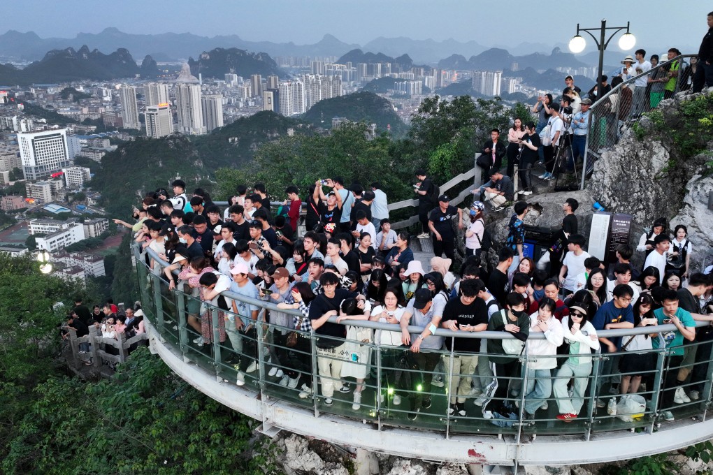 Tourists atop the Ma’an Mountain wait to watch the night view of downtown Liuzhou, south China’s Guangxi Zhuang Autonomous Region, April 30, 2023. Photo: Xinhua