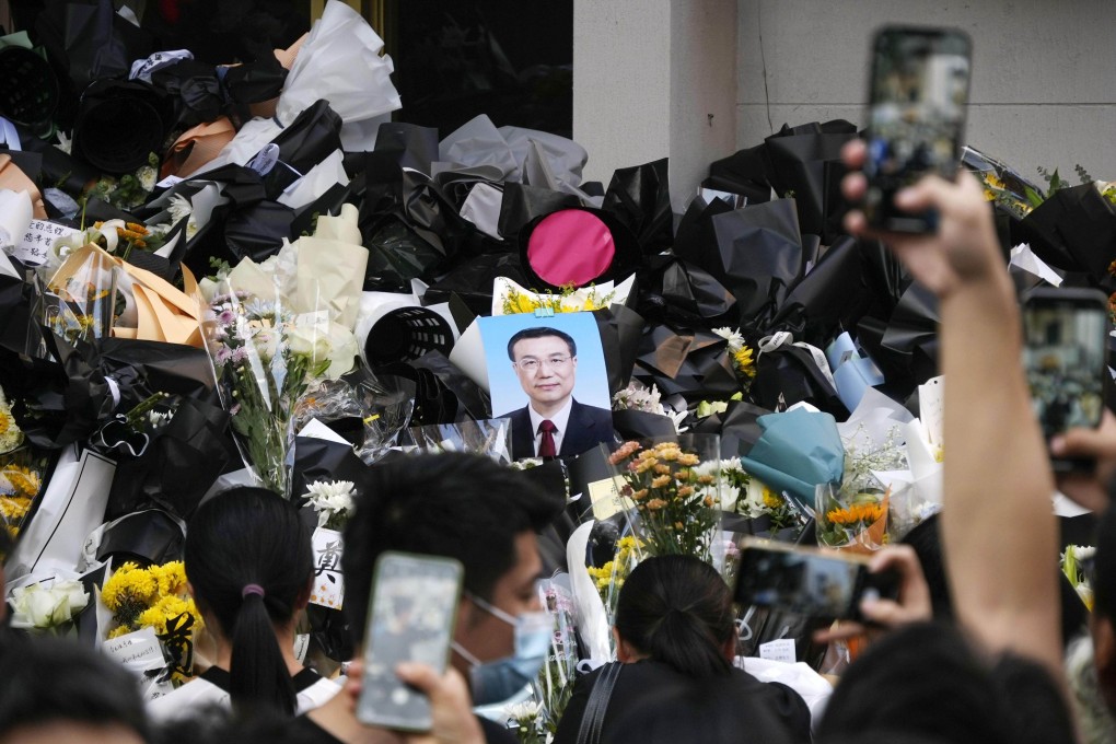 People gather near a residential house where the late former Chinese premier Li Keqiang spent his childhood in Hefei, Anhui province, on Saturday. Photo: Kyodo