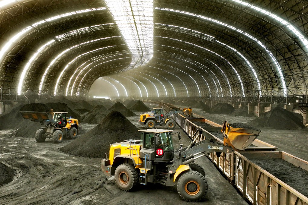 Workers in a facility in Shijiazhuang, in China’s Hebei province, use heavy equipment to load coal onto a freight train bound for a power plant on August 16, 2023. Photo: VCG via Getty Images