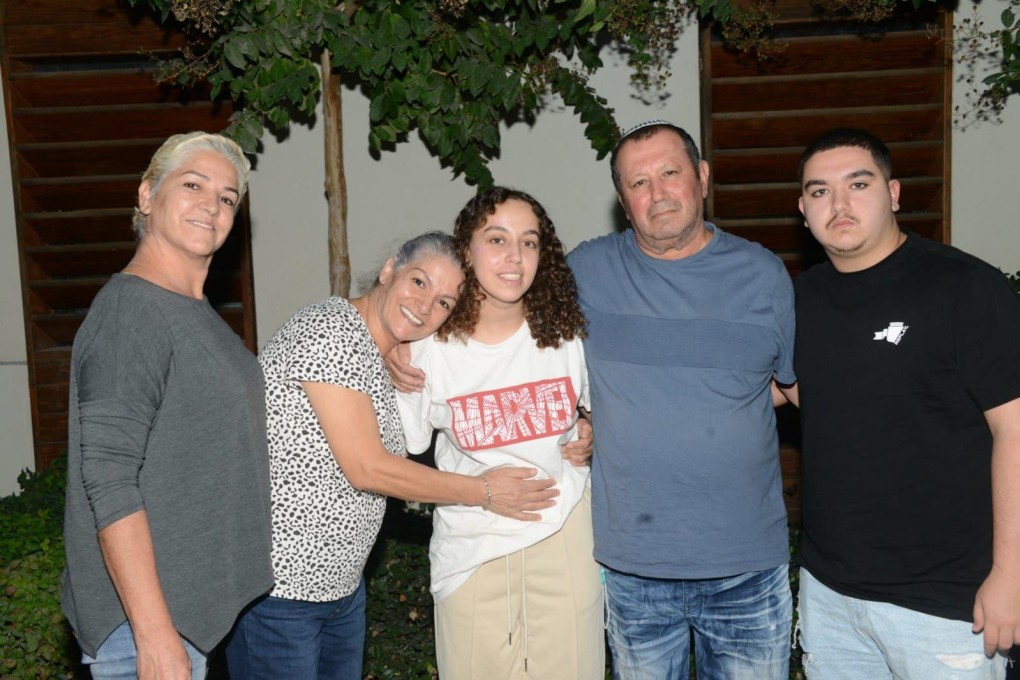 IDF soldier Private Ori Megidish, centre, with her family. According to the Israeli military, Megidish, who was taken hostage by Hamas on October 7, has been freed. Photo: IDF / dpa