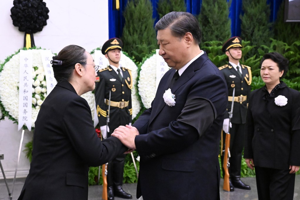 Chinese President Xi Jinping offers his condolences to Cheng Hong, the wife of late premier Li Keqiang, with Xi’s wife Peng Liyuan behind him on Thursday. Photo: Xinhua