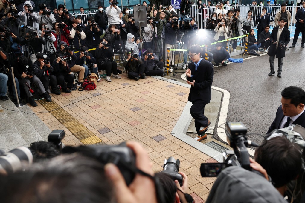 G-dragon of Bigbang arrives at an Incheon police station to appear for questioning regarding his alleged illegal drug use. Photo: Reuters