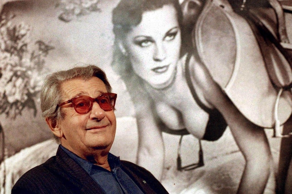 German-Australian photographer Helmut Newton poses in front of his “Saddle I, Paris, 1976” in Hamburg, Germany, on July 19, 2001. An exhibition celebrating his works is set to be held at the Marta Ortega Pérez Foundation in A Coruña, Spain. Photo: AFP