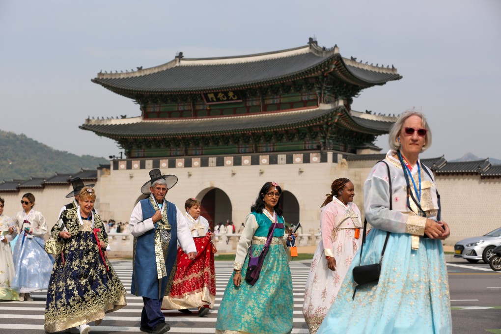 Tourists wearing traditional Korean dress seen in Seoul. Photo: Xinhua