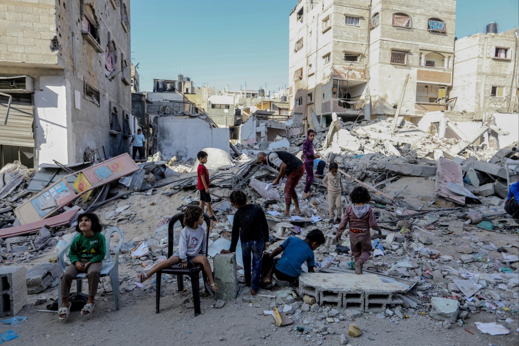 Palestinian children inspect a destroyed home after an Israeli bombing. Photo: dpa