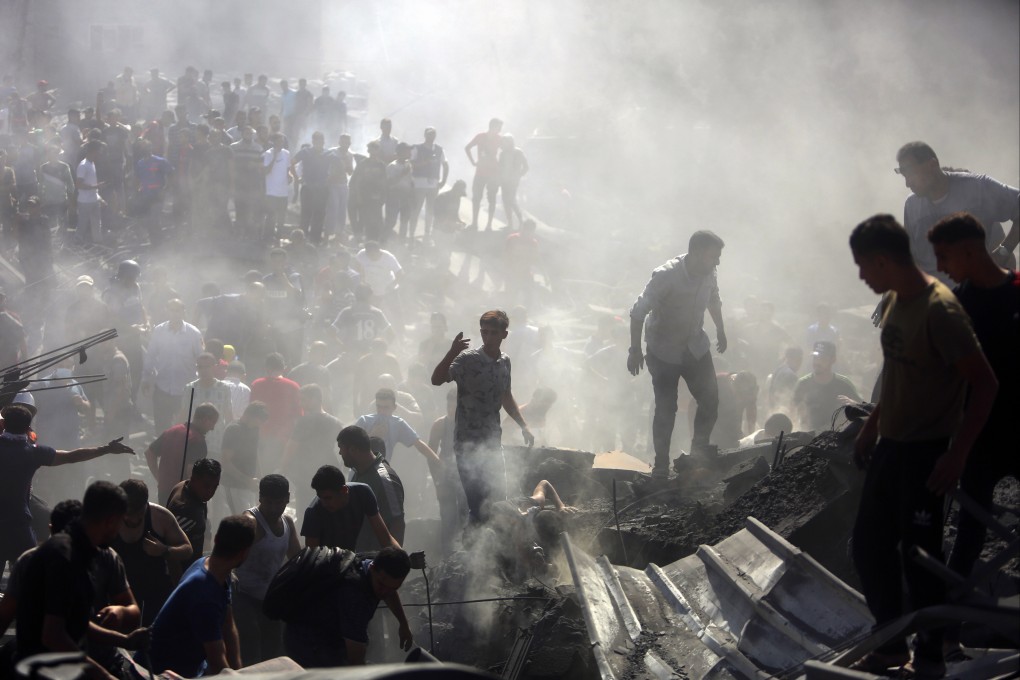 Palestinians inspect the rubble of destroyed buildings following Israeli airstrikes on the town of Khan Younis in the southern Gaza Strip on October 26. 2023. Photo: AP