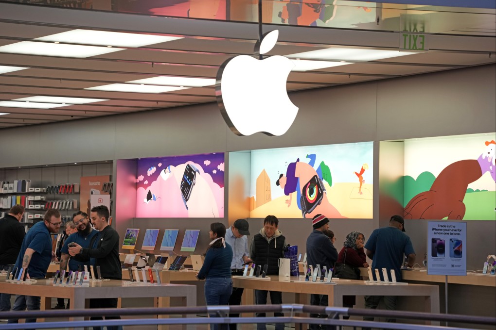 Customers shop at an Apple Store in Pittsburgh, a city in the US state of Pennsylvania, on January 30, 2023. Photo: AP