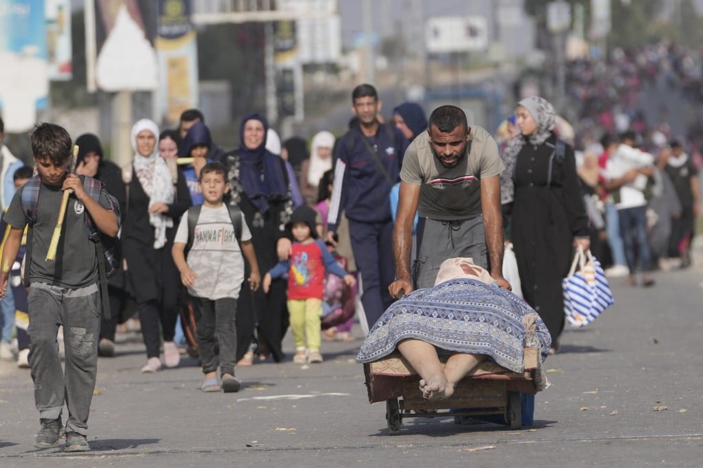 Palestinians flee to the southern Gaza Strip on Salah al-Din Street in Bureij, Gaza Strip, on November 8. Gaza is now in the grip of a humanitarian crisis. Over 1.4 million people have been forced to move south. Photo: AP