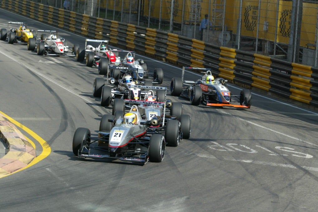 Racer Lewis Hamilton leads the Formula Three qualifying race in Macau Grand Prix, November 20, 2004. Photo: Antony Dickson