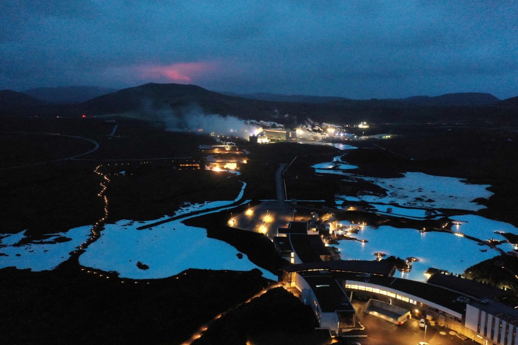 Magma from the erupting Fagradalsfjall volcano produces a red shimmer behind the Blue Lagoon geothermal spa in southwest Iceland in 2021. A swarm of earthquakes had guests at one of the country’s top tourist attractions fleeing in panic this week amid fear another volcano nearby would erupt. Photo: AFP