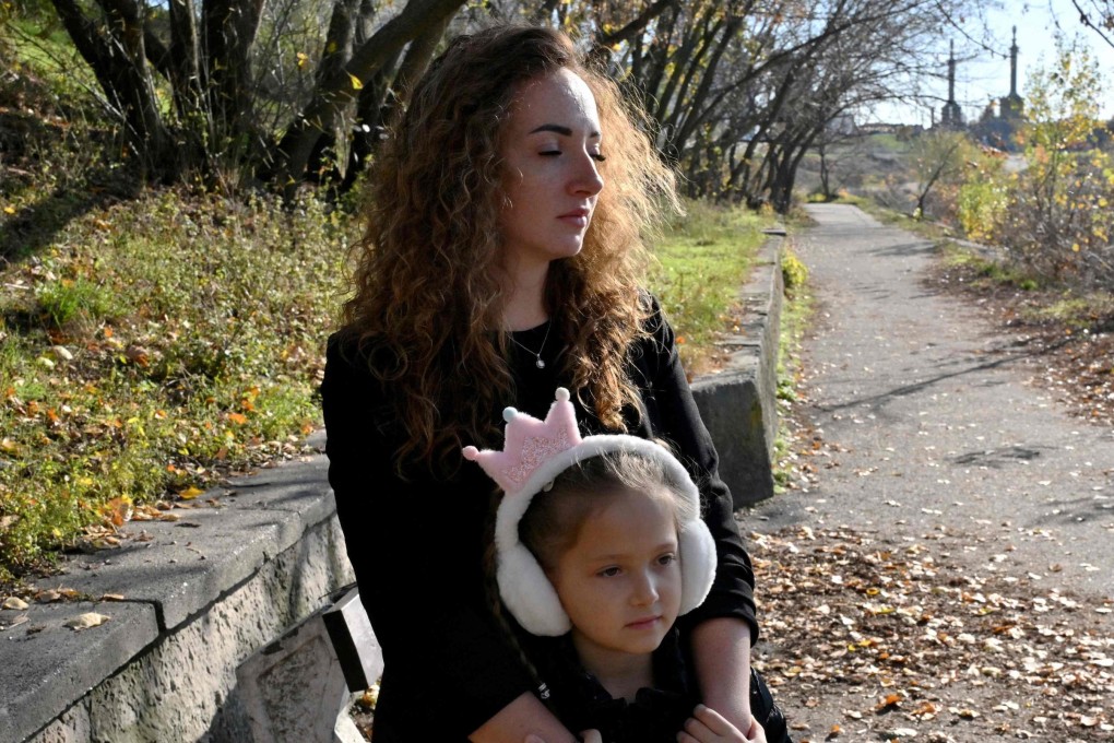Ukrainian Anna Lyashko, 28, and her daughter Diana, 8, refugeed in Israel since the beginning of the conflict with Hamas returned to Ukraine, still at war with Russia. Photo: AFP