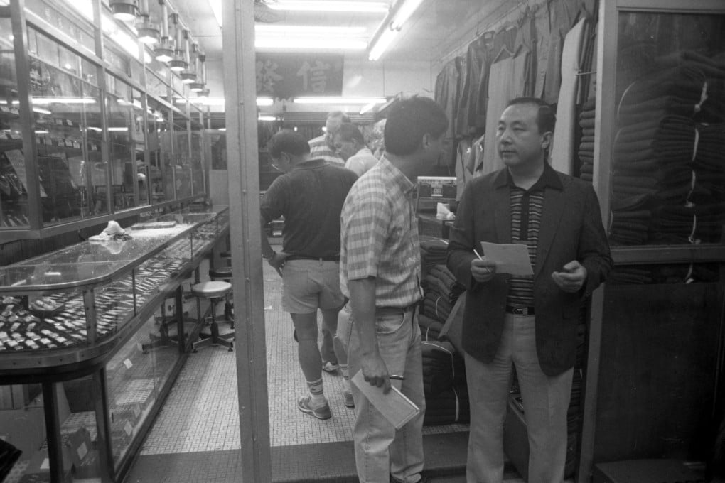 Flashback: Detectives examine the scene of a murder/attempted robbery at a watch store in Sham Shui Po in 1991. Photo: Wan Kam-yan.