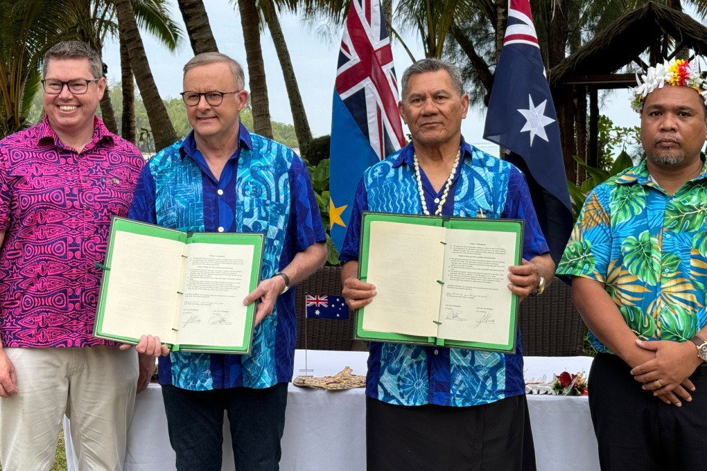 Australian Prime Minister Anthony Albanese and Tuvalu Prime Minister sign a compact between the two nations in Rarotonga on November 9. Photo: dpa
