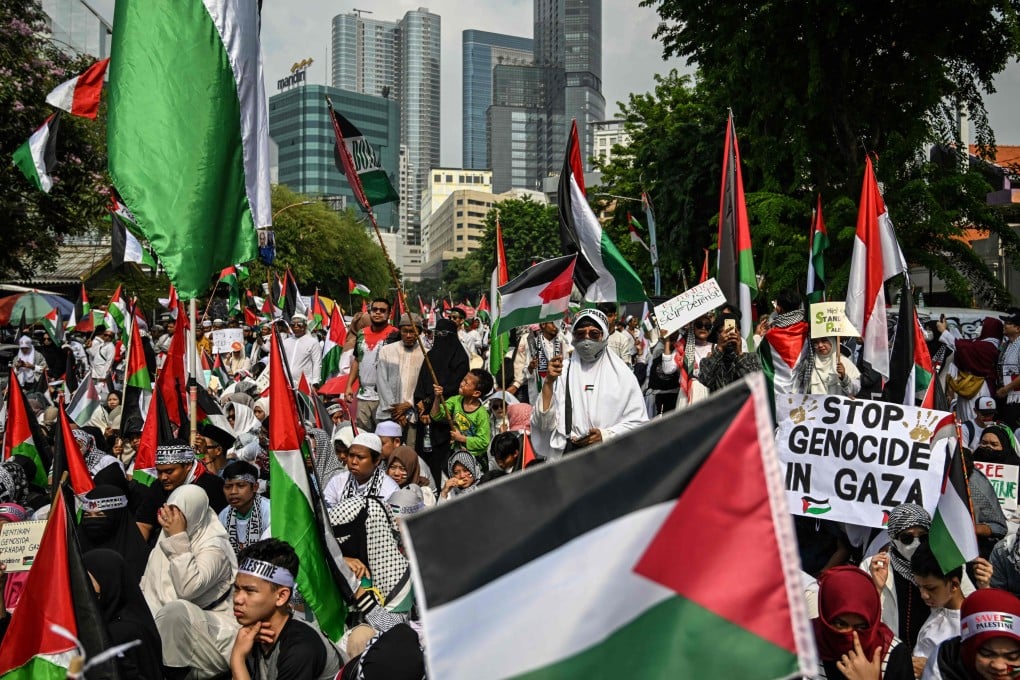 People in Surabaya take part in a mass rally in support of Palestinians on November 12. Photo: AFP