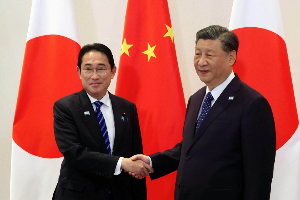 Japanese Prime Minister Fumio Kishida and Chinese President Xi Jinping shake hands during their meeting on Thursday in San Francisco, on the sidelines of a summit of the Asia-Pacific Economic Cooperation forum. Photo: Kyodo