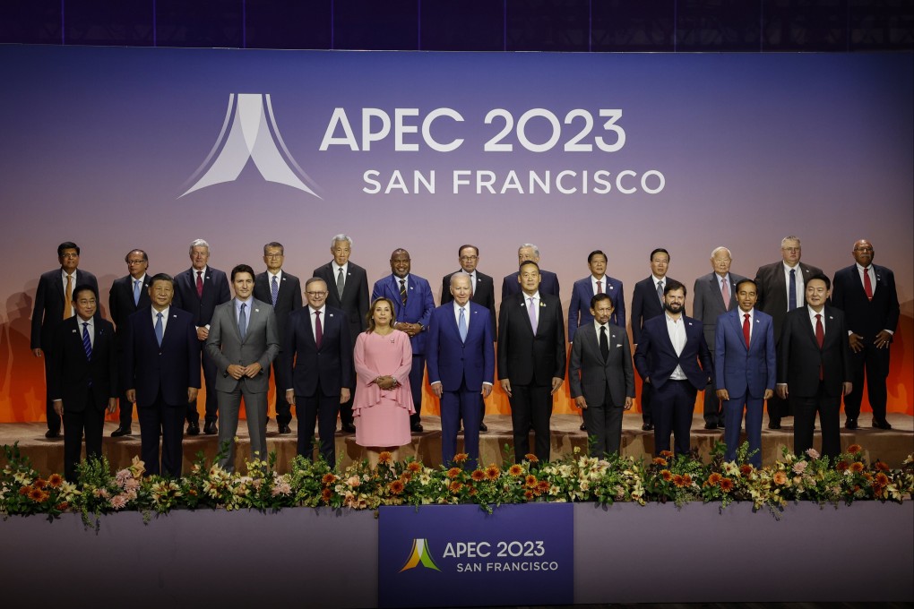 The heads of delegation to the annual Asia-Pacific Economic Cooperation onference gather for a family photo. Photo: EPA-EFE